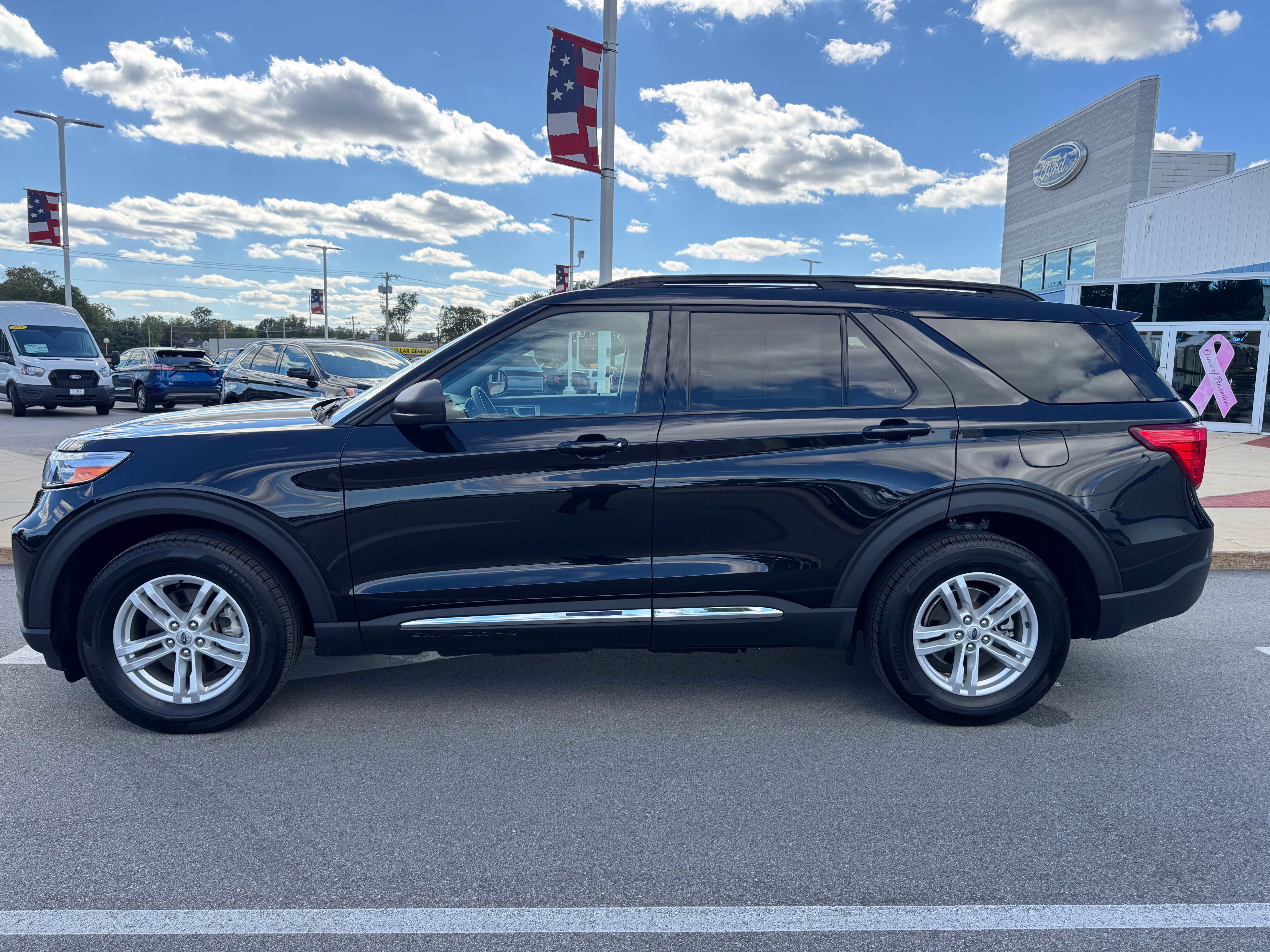 Used 2024 Ford Explorer XLT w/ Equipment Group 202A AWD/4WD image 4