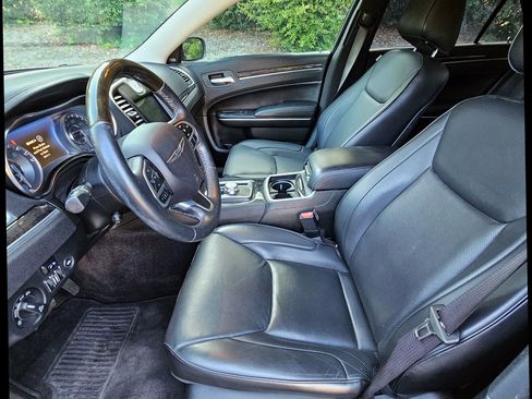 Used 2018 Chrysler 300 Limited image 19