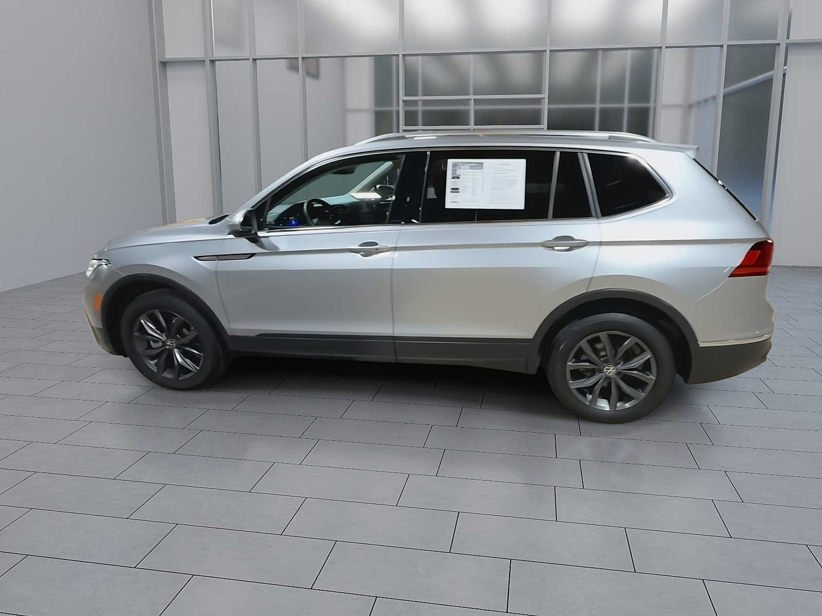 Used 2023 Volkswagen Tiguan SE w/ Panoramic Sunroof Package FWD image 6
