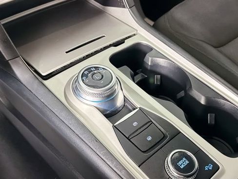 Used 2022 Ford Explorer XLT image 16