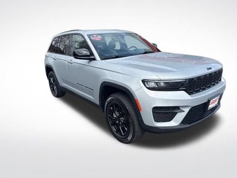 Used 2025 Jeep Grand Cherokee Altitude AWD/4WD image 7