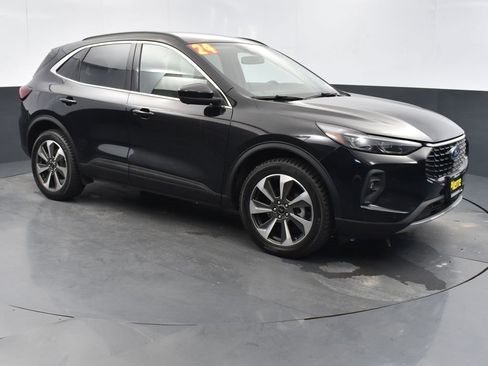 Used 2024 Ford Escape Platinum image 3