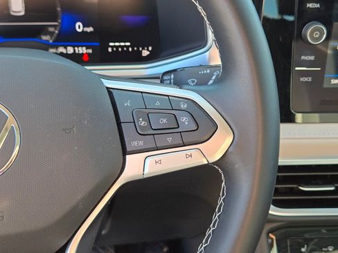 Certified 2025 Volkswagen Taos SE w/ Panoramic Sunroof Package FWD image 18