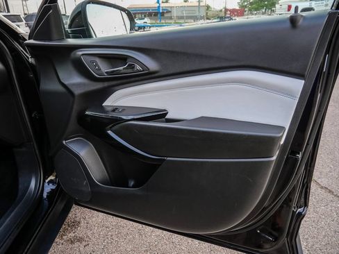 Used 2025 Chevrolet Trax LT FWD image 17