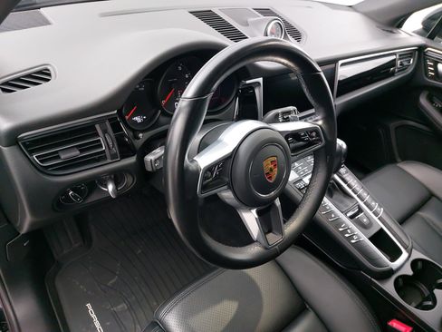 Certified 2021 Porsche Macan image 18