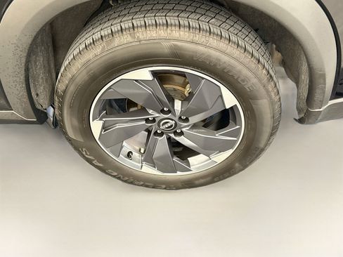 Used 2025 Nissan Rogue SV FWD image 11