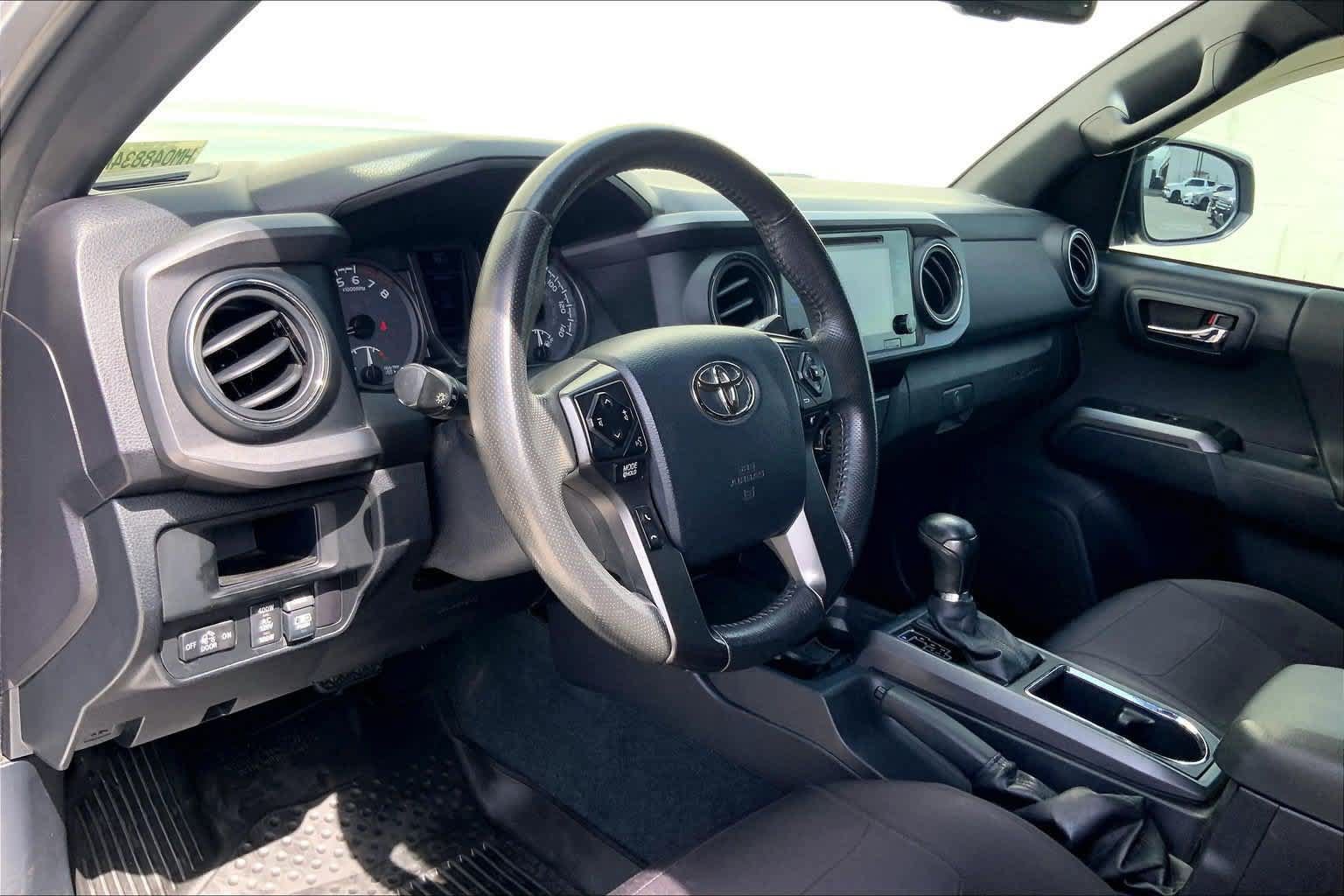 Used 2017 Toyota Tacoma 2WD Double Cab image 2