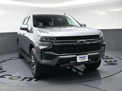 Used 2022 Chevrolet Suburban Z71 w/ Luxury Package AWD/4WD image 3
