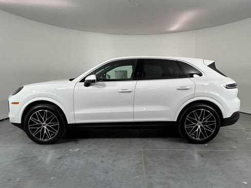 Used 2025 Porsche Cayenne AWD/4WD image 2