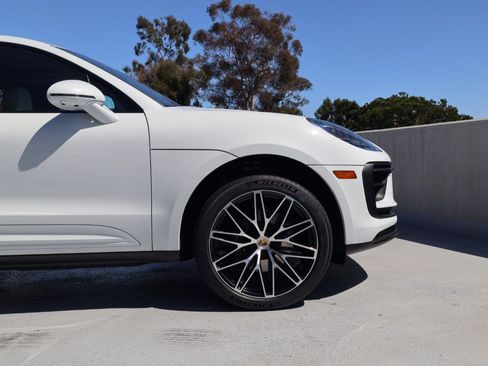 Certified 2025 Porsche Macan AWD/4WD image 11