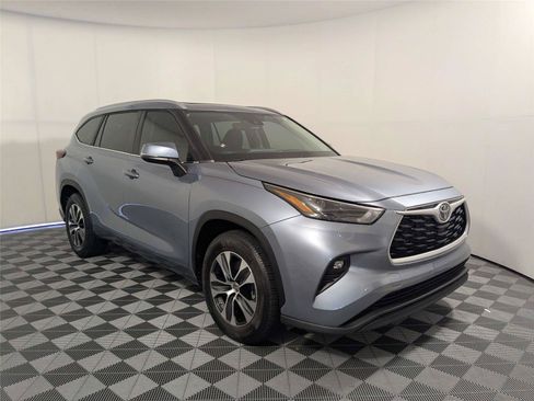 Used 2023 Toyota Highlander XLE FWD image 4