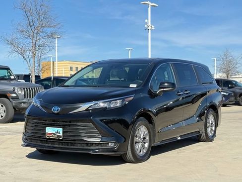 Used 2025 Toyota Sienna XLE image 8