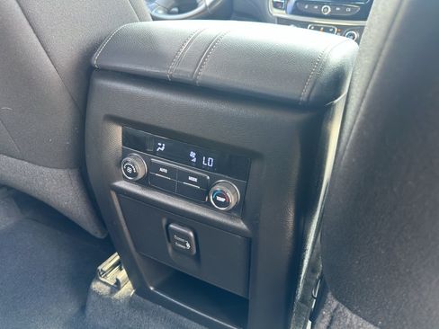 Used 2021 Chevrolet Traverse LT FWD image 16