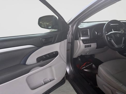 Used 2018 Toyota Highlander LE AWD/4WD image 11
