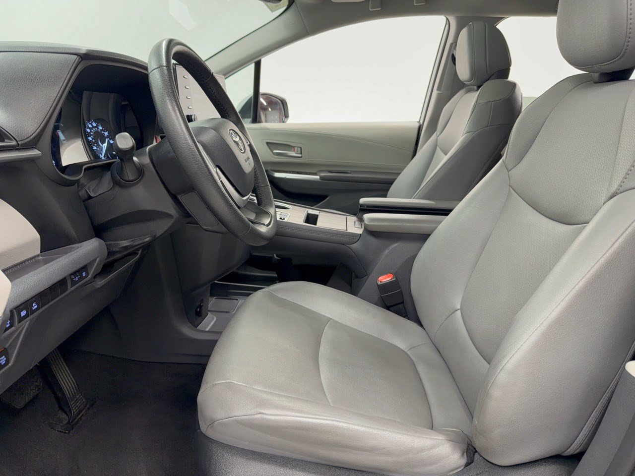 Used 2023 Toyota Sienna XLE w/ XLE Plus Package AWD/4WD image 5