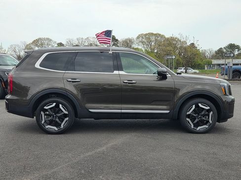 Used 2025 Kia Telluride S FWD image 3