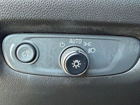 Used 2023 Chevrolet Traverse LT image 19