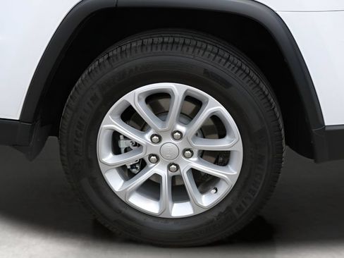 Used 2022 Jeep Grand Cherokee Laredo X RWD image 12