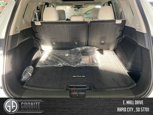 Used 2024 Nissan Rogue SV w/ SV Premium Package image 23