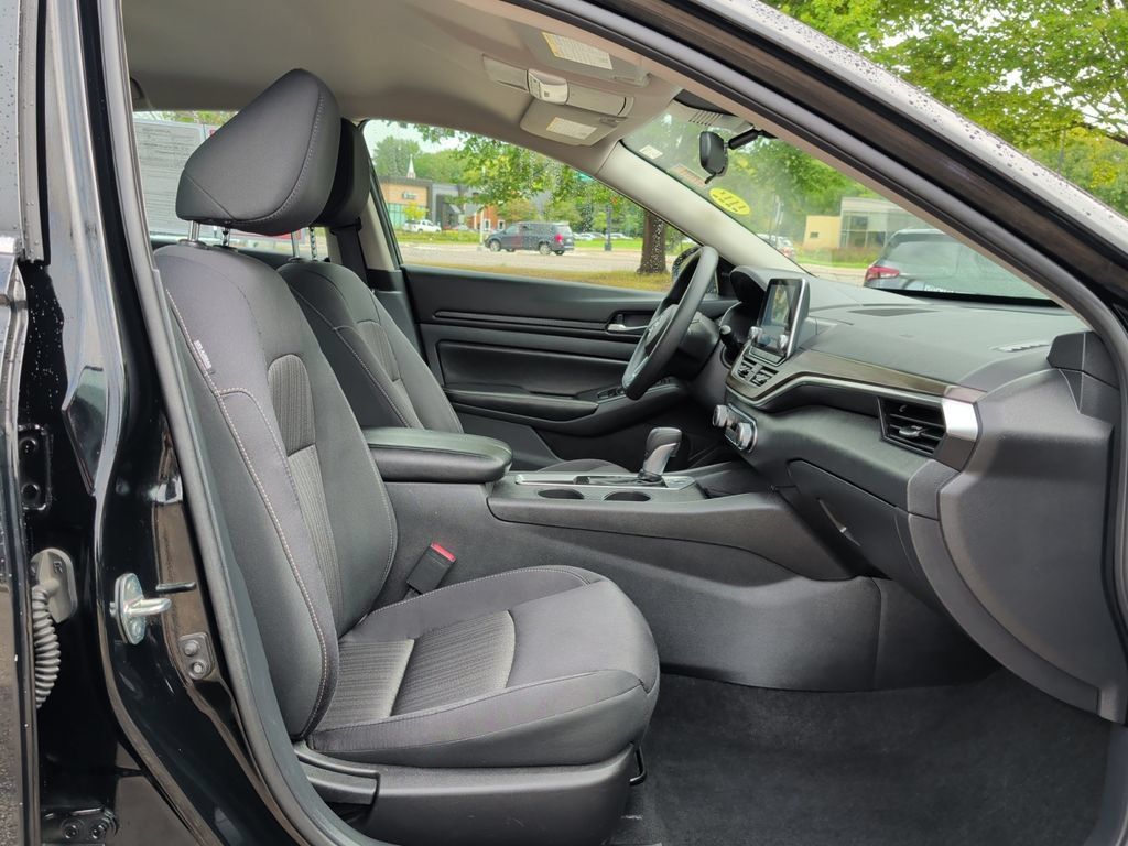 Used 2025 Nissan Altima 2.5 SV FWD image 37