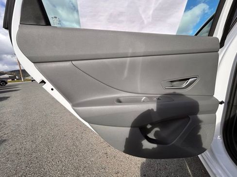 Used 2025 Hyundai Elantra SE image 31