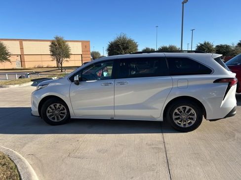 Used 2022 Toyota Sienna XLE image 6