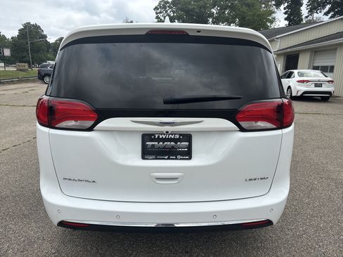 Used 2019 Chrysler Pacifica Limited w/ Advanced Safetytec Group FWD image 7