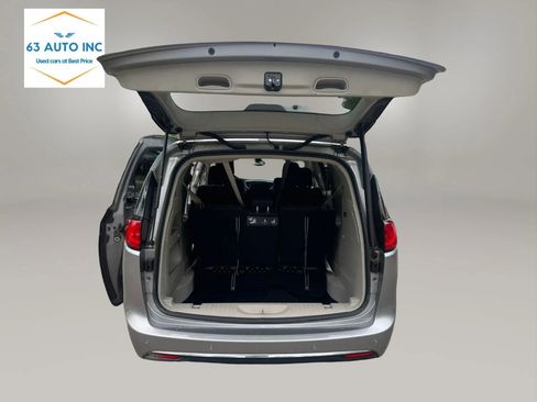 Used 2017 Chrysler Pacifica Touring-L FWD image 25