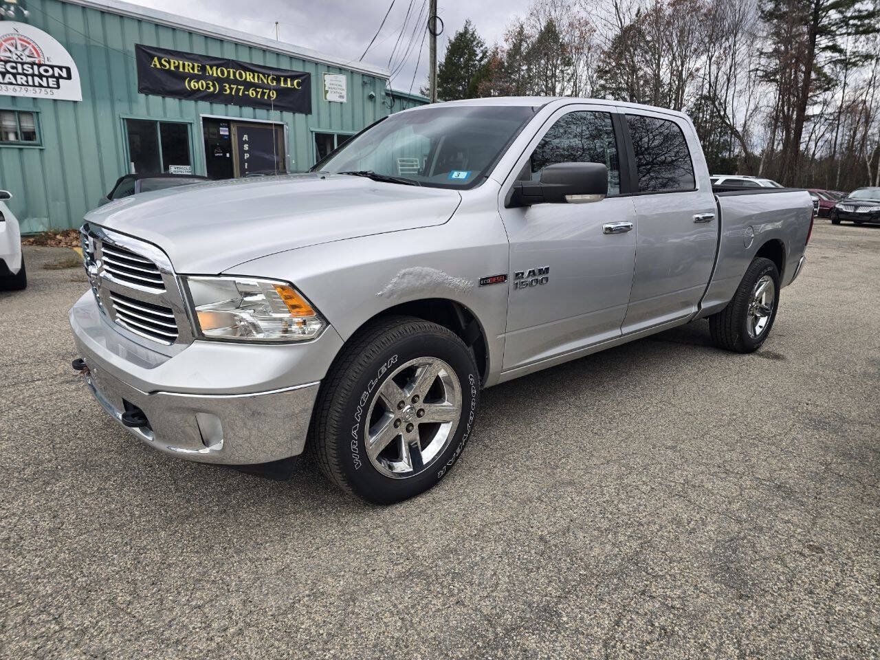 Used 2015 RAM 1500 Classic SLT w/ SLT Plus D←cor Group AWD/4WD image 3