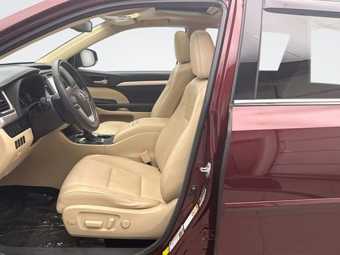 Used 2014 Toyota Highlander XLE image 11