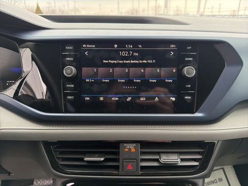 Used 2024 Volkswagen Taos SE image 25