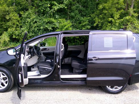 Used 2018 Chrysler Pacifica Touring Plus w/ Tire & Wheel Group image 7