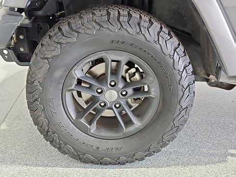 Used 2017 Jeep Wrangler Unlimited Sahara AWD/4WD image 11