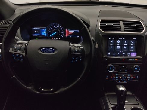 Used 2017 Ford Explorer XLT w/ Equipment Group 202A AWD/4WD image 22