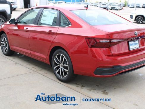 Used 2025 Volkswagen Jetta SE FWD image 4