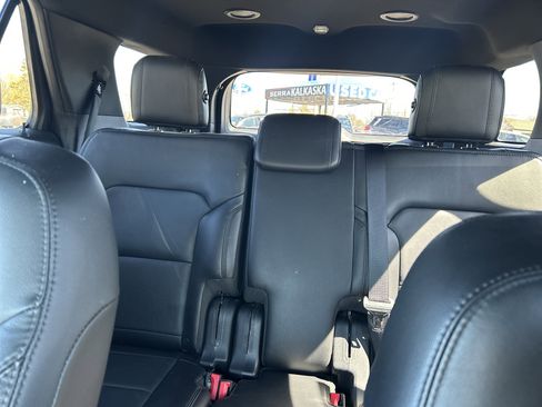 Used 2017 Ford Explorer XLT w/ XLT Technology Feature Bundle AWD/4WD image 25