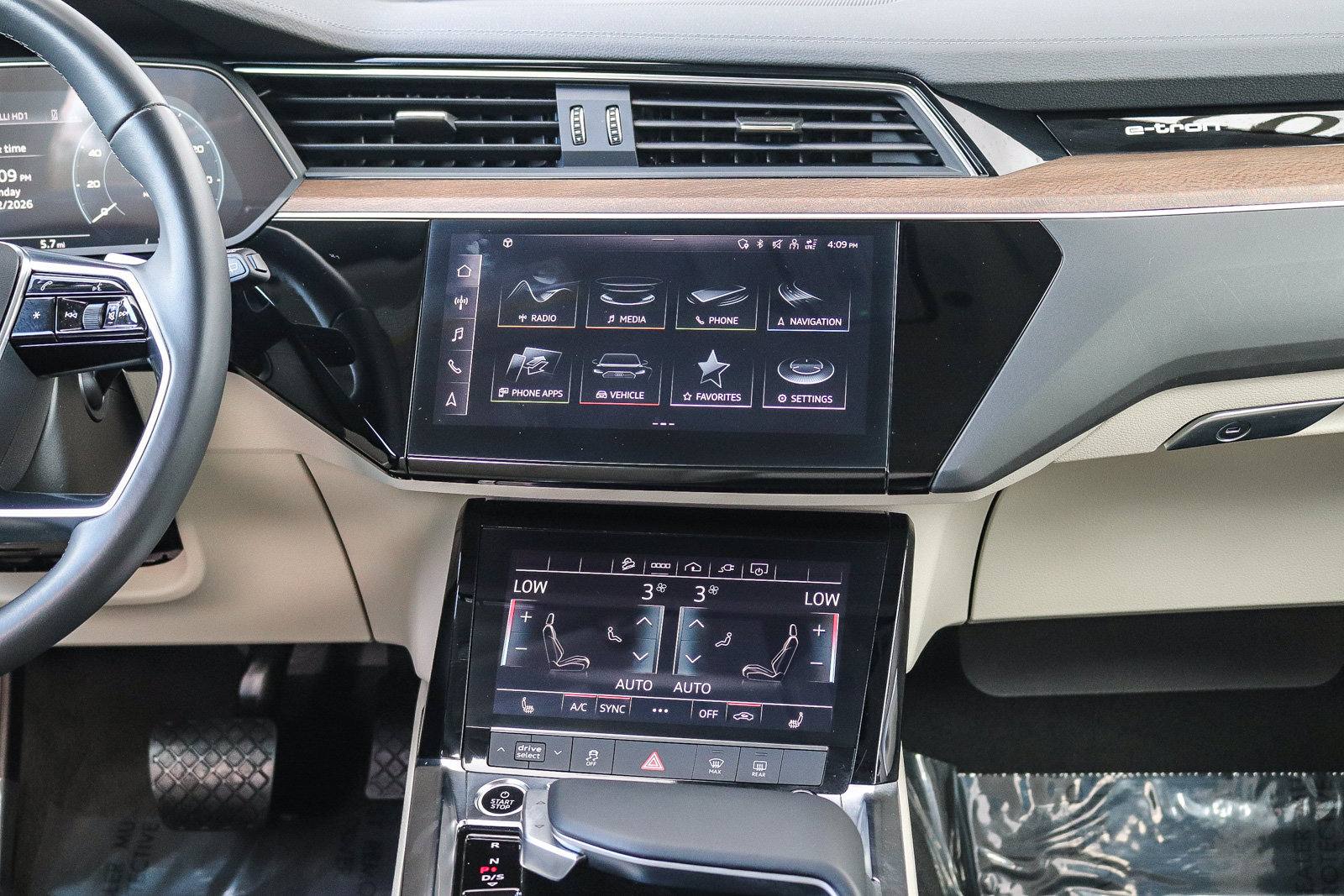 Used 2024 Audi Q8 e-tron Premium Plus AWD/4WD image 15