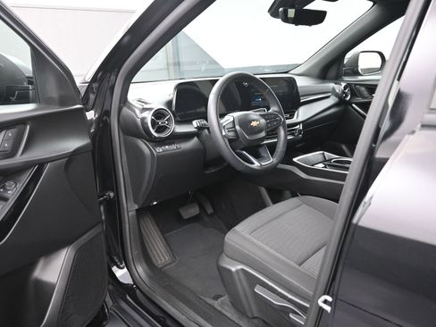 Used 2025 Chevrolet Equinox LT w/ Safety and Technology Package image 9