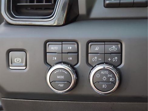 Used 2024 GMC Sierra 2500 AT4 w/ Technology Package AWD/4WD image 29