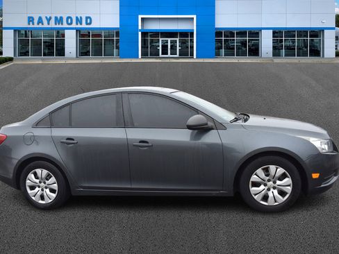 Used 2013 Chevrolet Cruze LS image 2