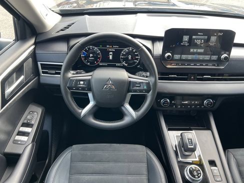 Used 2024 Mitsubishi Outlander SE image 23