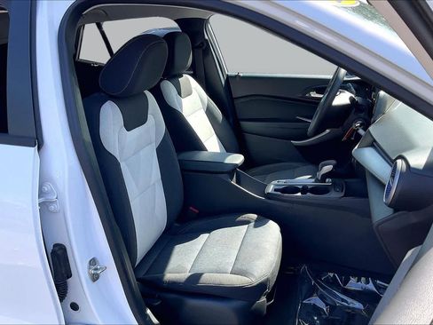 Used 2024 Chevrolet Trax LS w/ LS Convenience Package FWD image 8