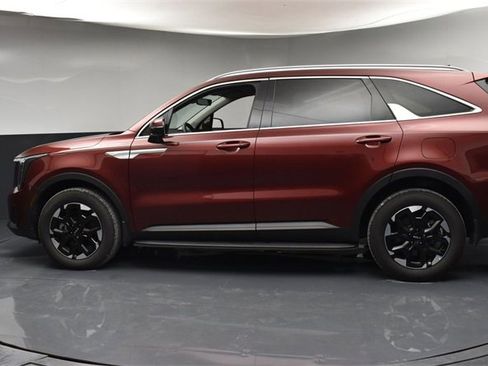 Certified 2025 Kia Sorento S image 5