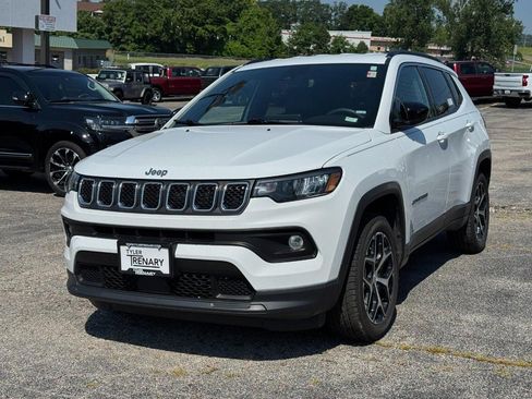 Used 2024 Jeep Compass Latitude AWD/4WD image 10