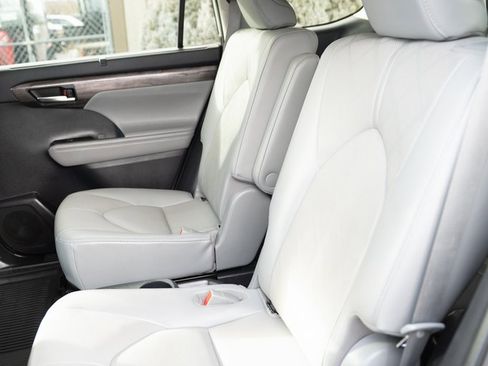 Used 2021 Toyota Highlander Platinum image 18