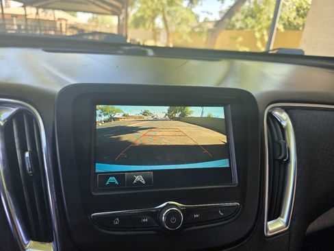 Used 2018 Chevrolet Malibu LT FWD image 13