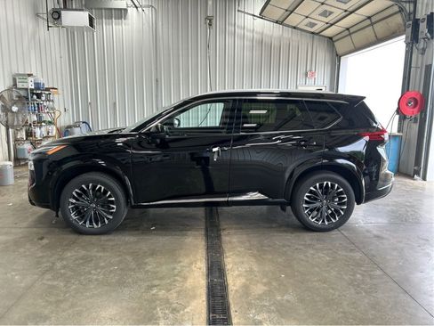 Used 2026 Nissan Rogue Platinum w/ Platinum Premium Package AWD/4WD image 2