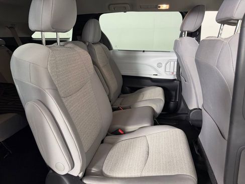 Used 2025 Toyota Sienna LE image 29