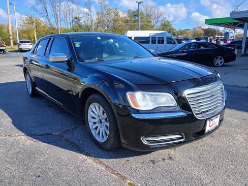Used 2013 Chrysler 300 RWD image 2
