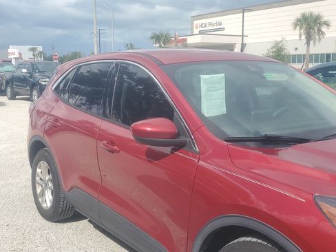 Used 2020 Ford Escape SE FWD image 3